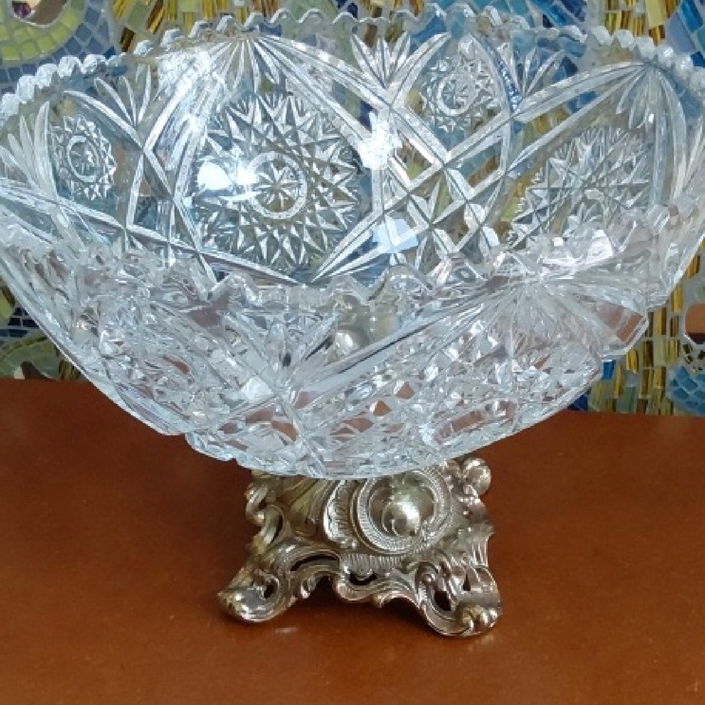 Elegant Crystal Bowl with Gold Tone Base